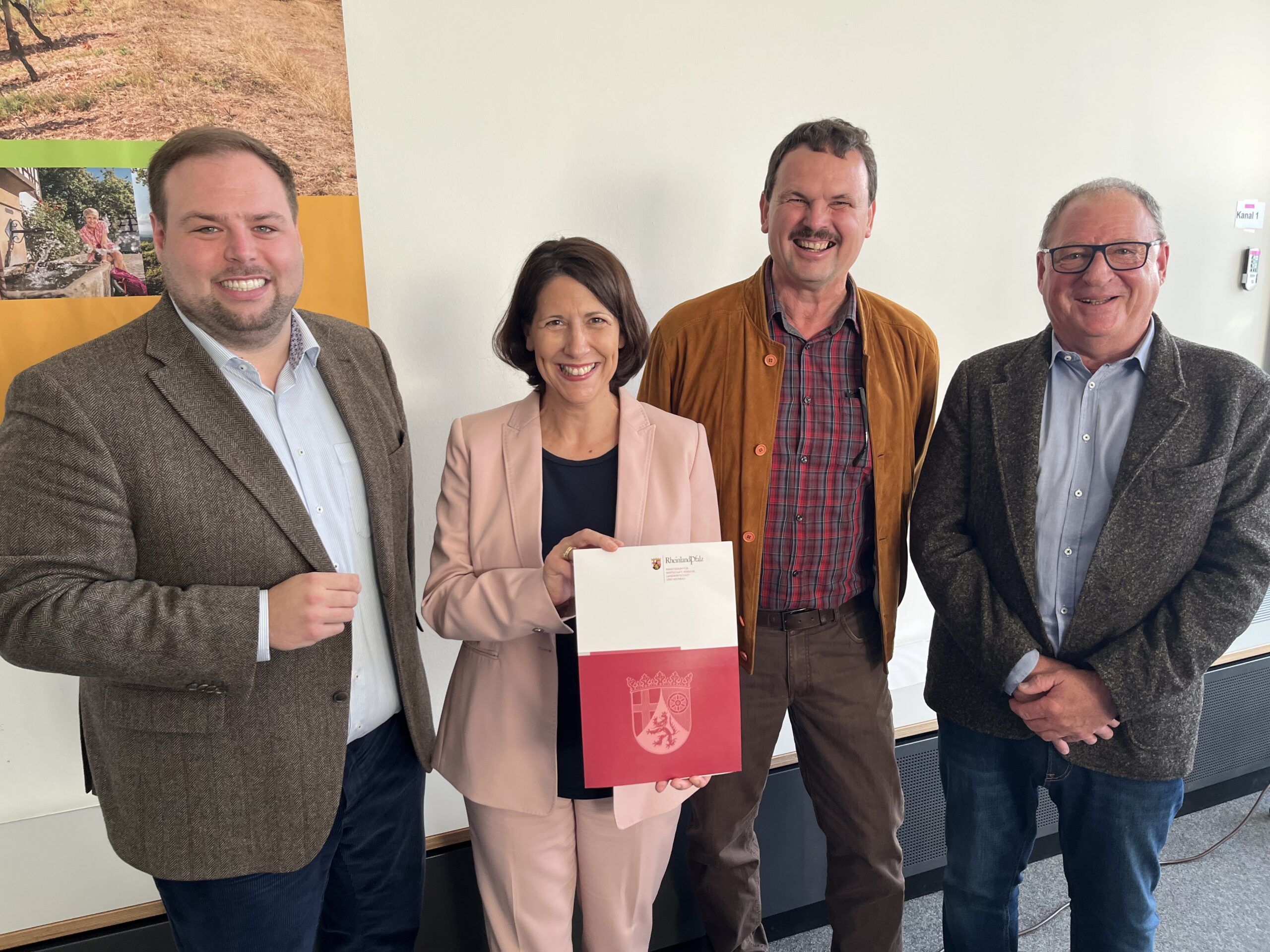 Wirtschaftsministerin Daniela Schmitt übergibt Förderbescheid für neue Hiwweltouren