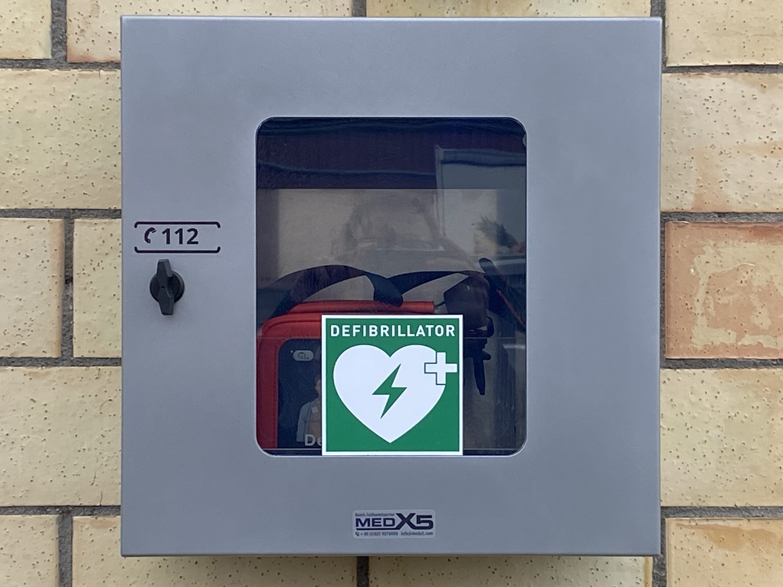 Neuer Defibrillator in der Ortsgemeinde Wöllstein