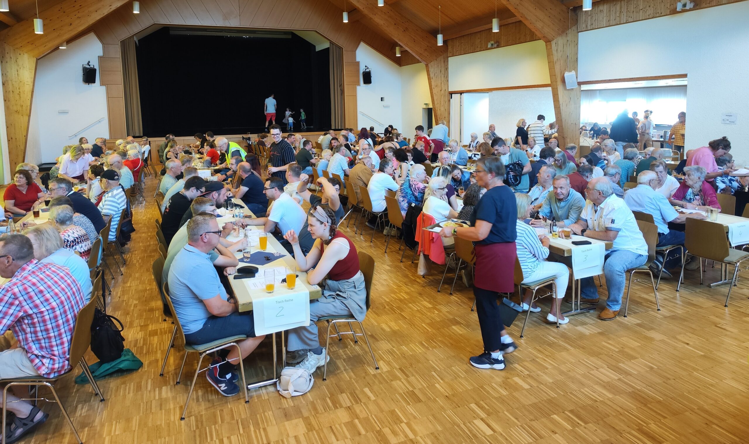 Spätsommerfest mit Herz und Hand: „Die Anpacker“ luden zum Jahrmarktsessen